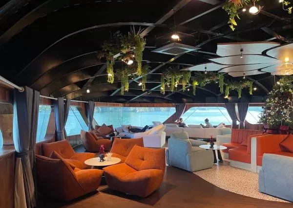 ハロン湾クルーズプレミアム日帰りツアードルフィンデイクルーズ・スンソット洞窟、ティートップ（日本語ガイド付き）ハロン湾水上リゾート・ハロン湾でカヤック体験・ハロン湾日帰りツアー